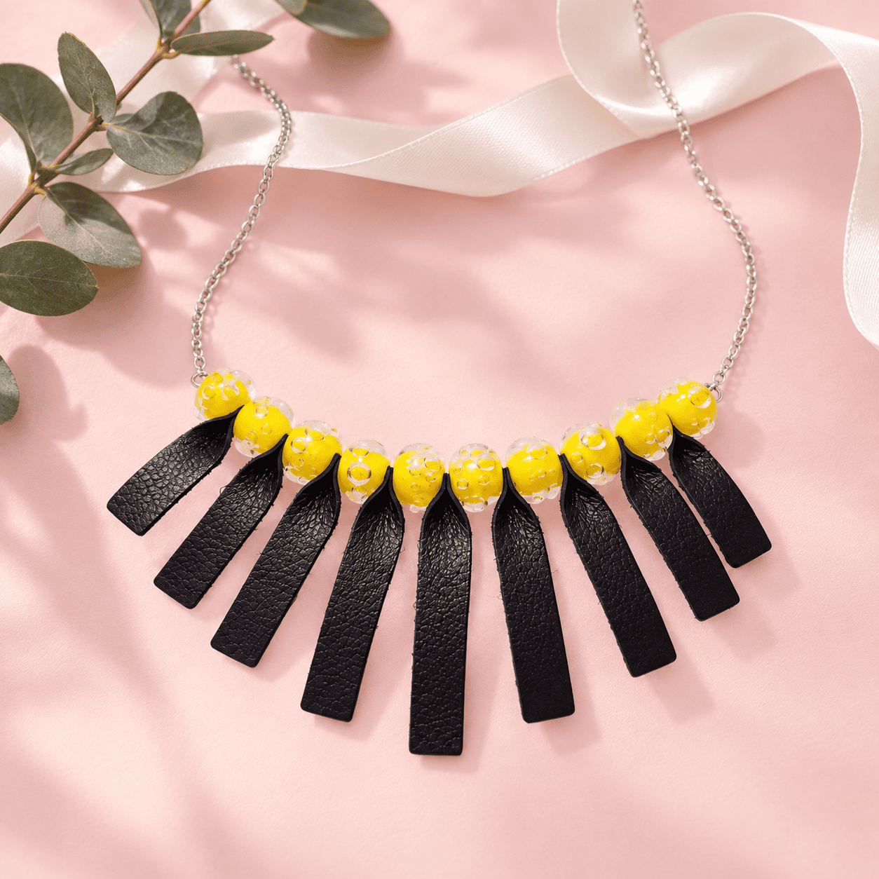 Collier Soleil Noir avec perles jaunes en verre filé et lanières de cuir noir