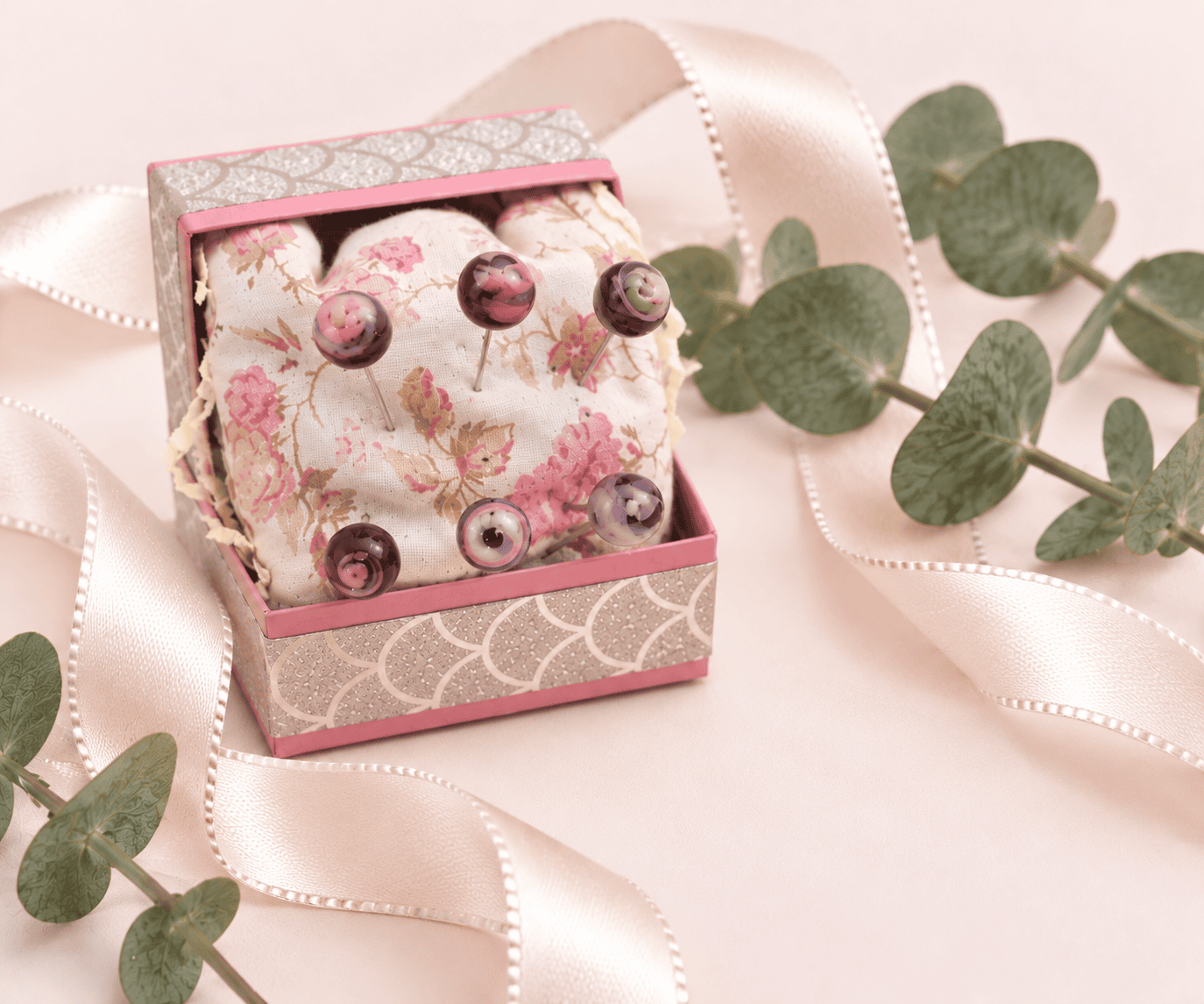 Coffret romantique aux épingles de couture
