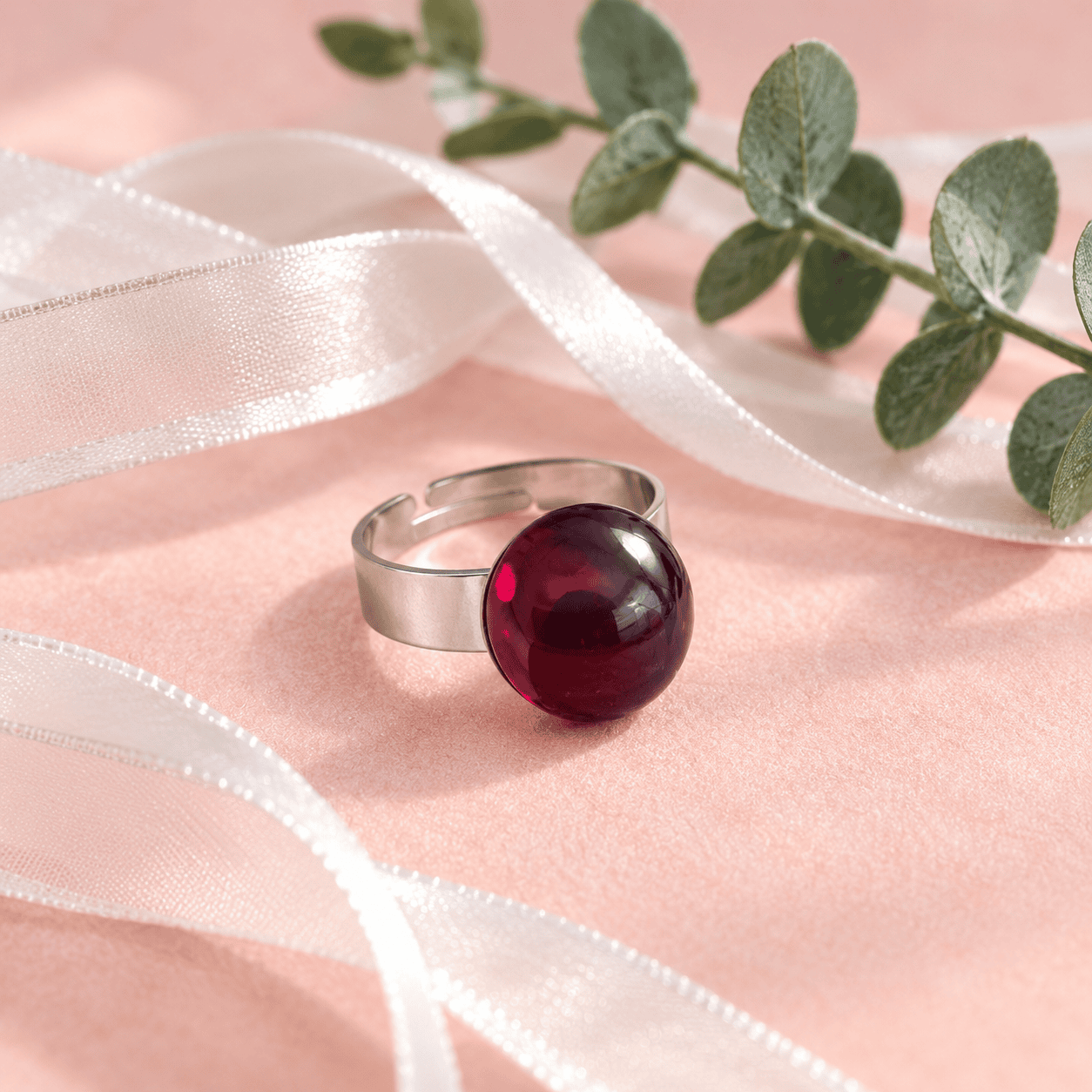 Bague réglable Lueur Grenat avec cabochon rouge en verre de vitrail recyclé