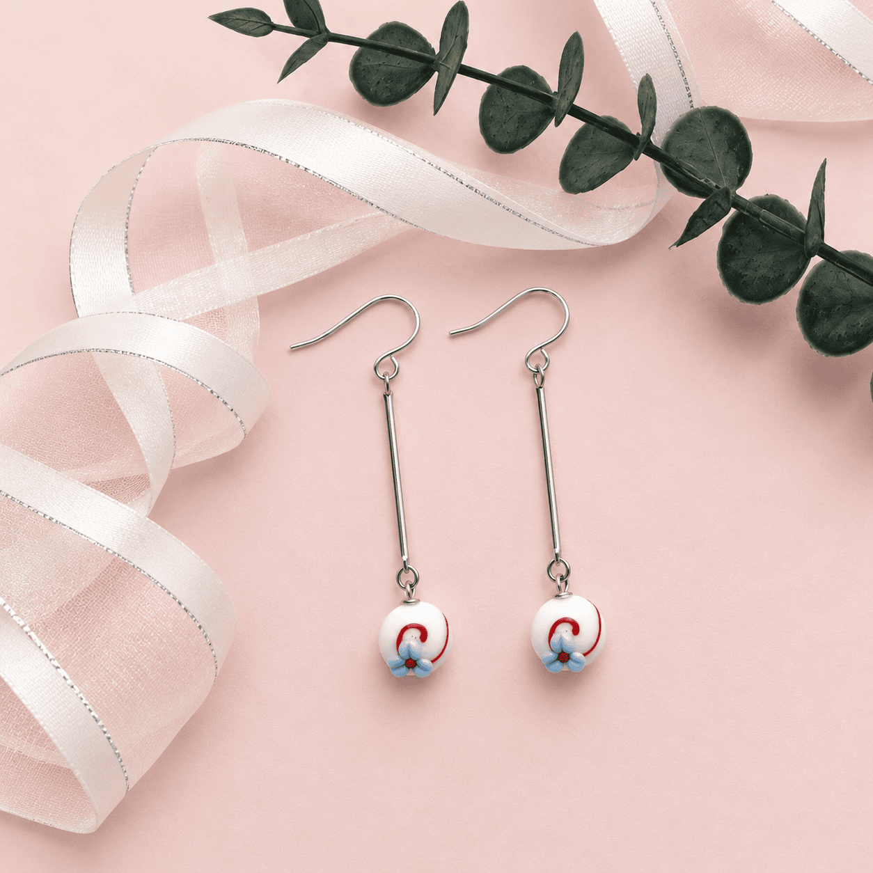 Boucles d'oreilles Fleurs de Rubis en verre recyclé, perles blanches à spirales rouges