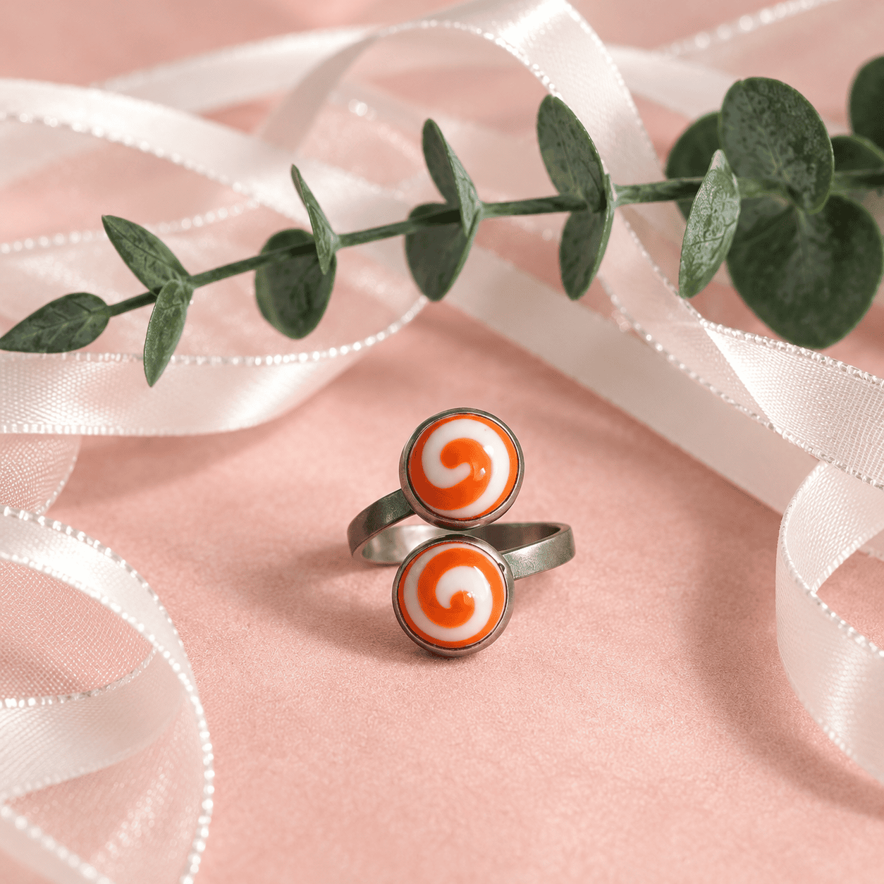 Bague réglable Tourbillon Solaire à deux cabochons en verre orange et blanc