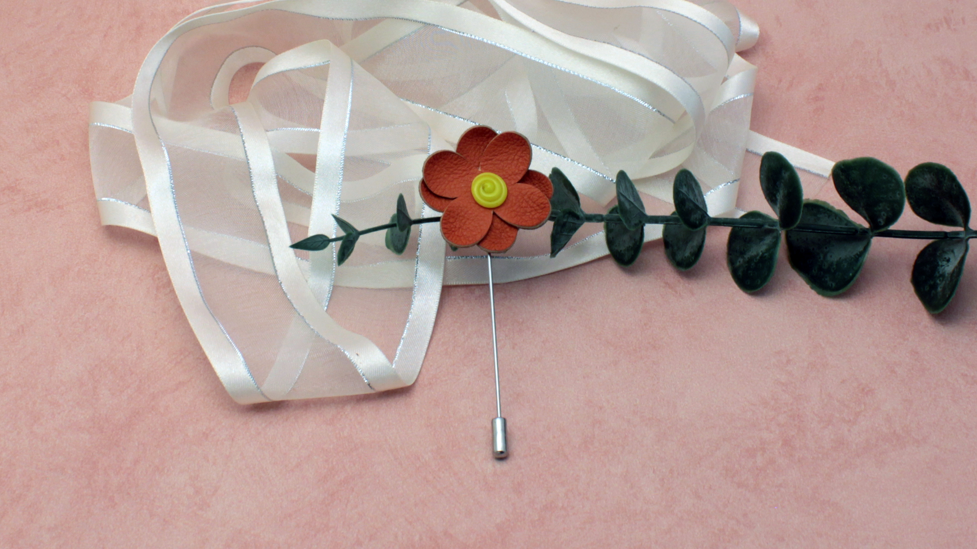 Broche fleur en cuir recyclé avec centre en verre filé au chalumeau, création artisanale française éco-responsable