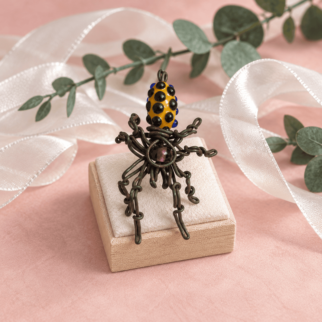 Bague araignée artisanale Arachnéa en fil métallique et perles en verre