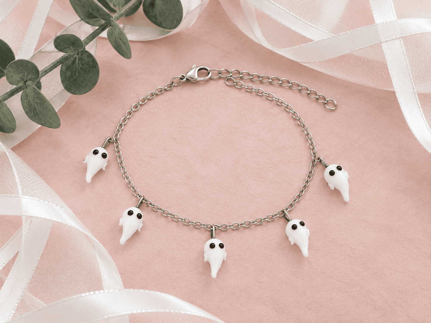Bracelet Petits Fantômes en verre recyclé avec cinq fantômes blancs