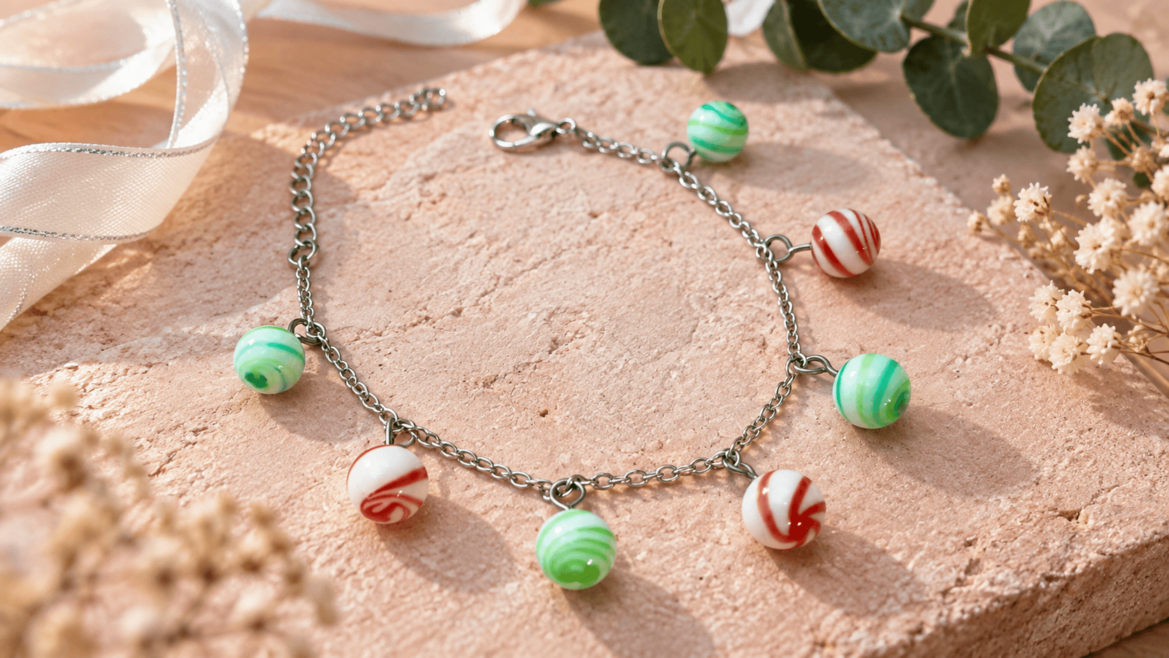 Bracelet perles en verre recyclé rouges vertes et blanches porté au poignet