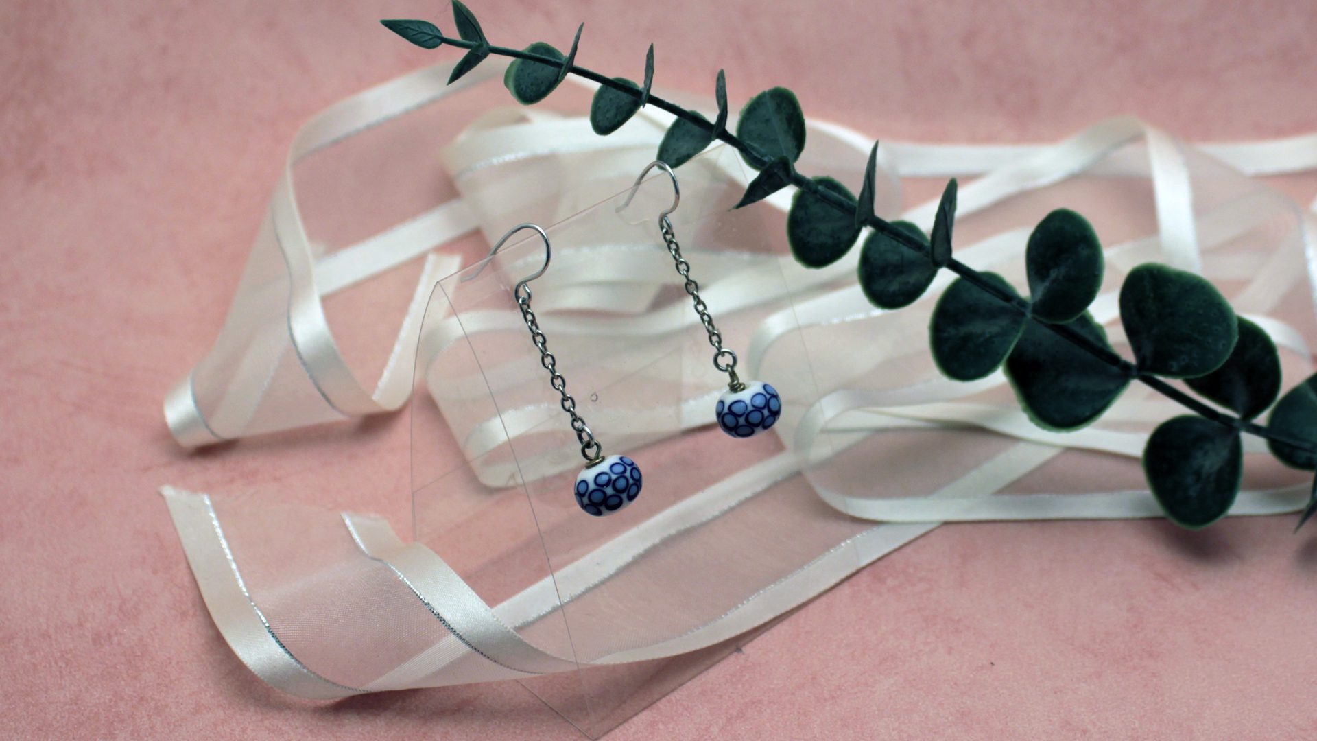 Boucles oreilles verre recyclé pendantes blanches et bleues façonnées au chalumeau avec crochets antiallergie