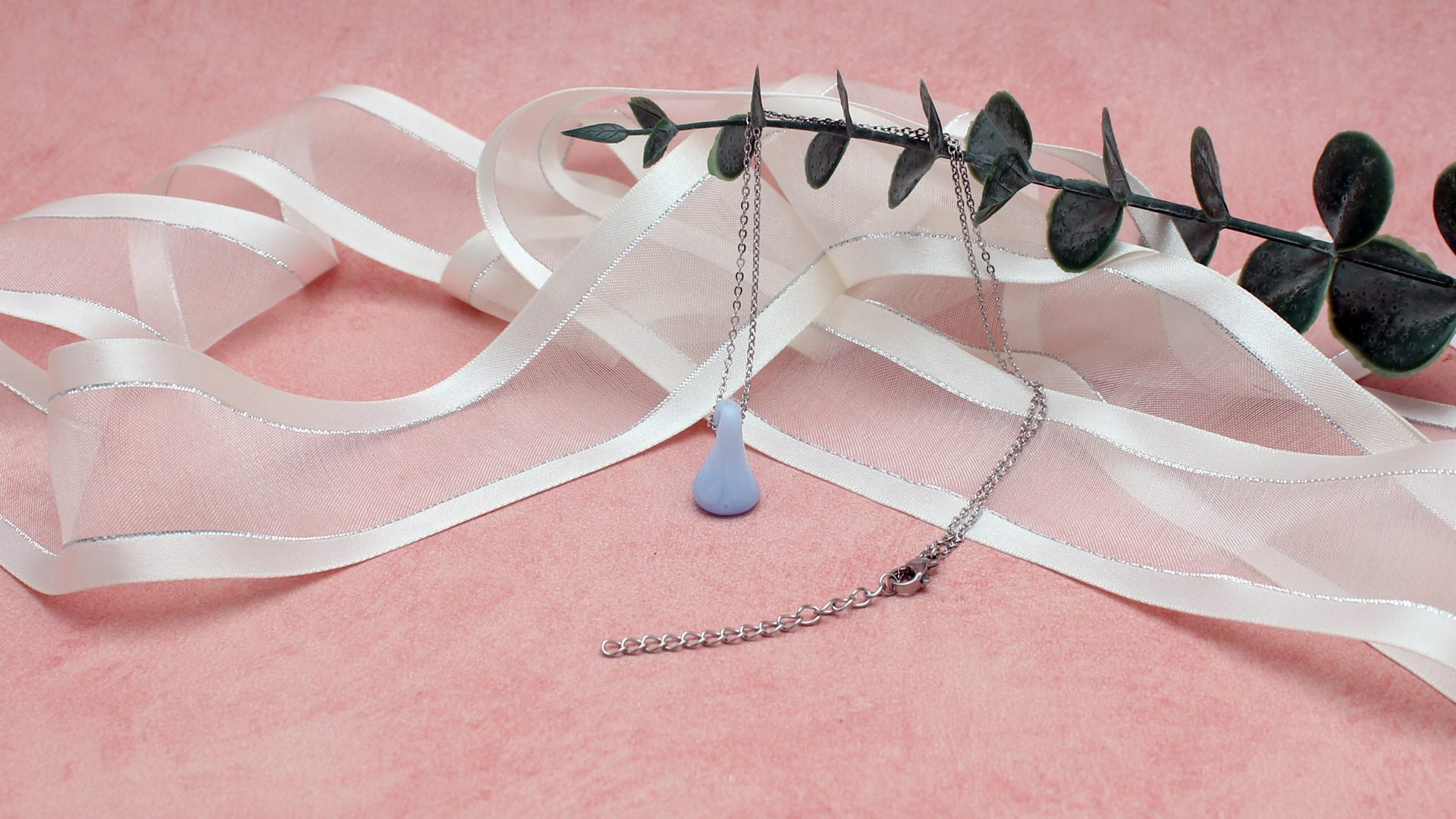 pendentif verre recyclé bleu ciel bijou olfactif artisanal façonné au chalumeau