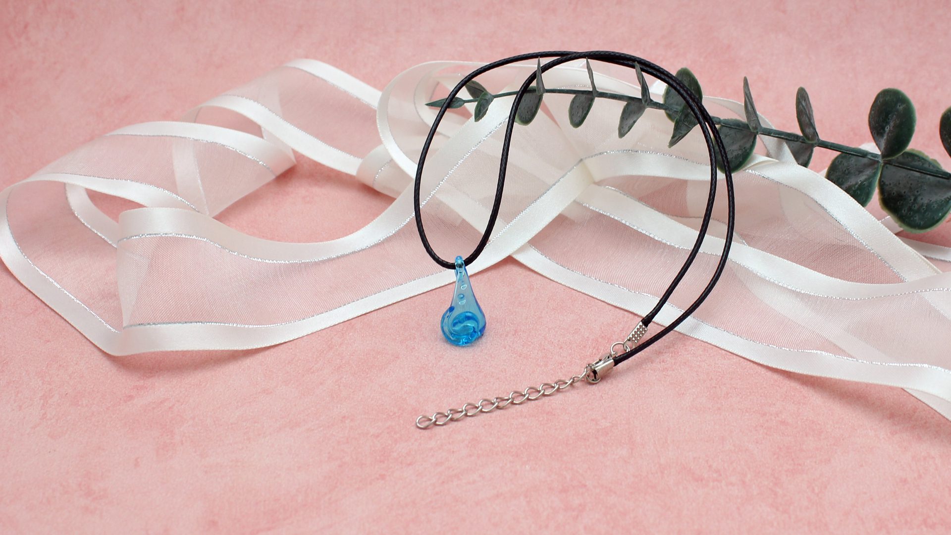 Pendentif olfactif en verre recyclé bleu transparent réalisé au chalumeau dans mon atelier de verre d'art.