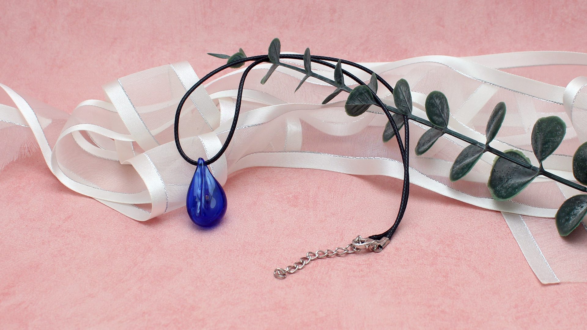 pendentif olfactif bleu en verre recyclé forme goutte