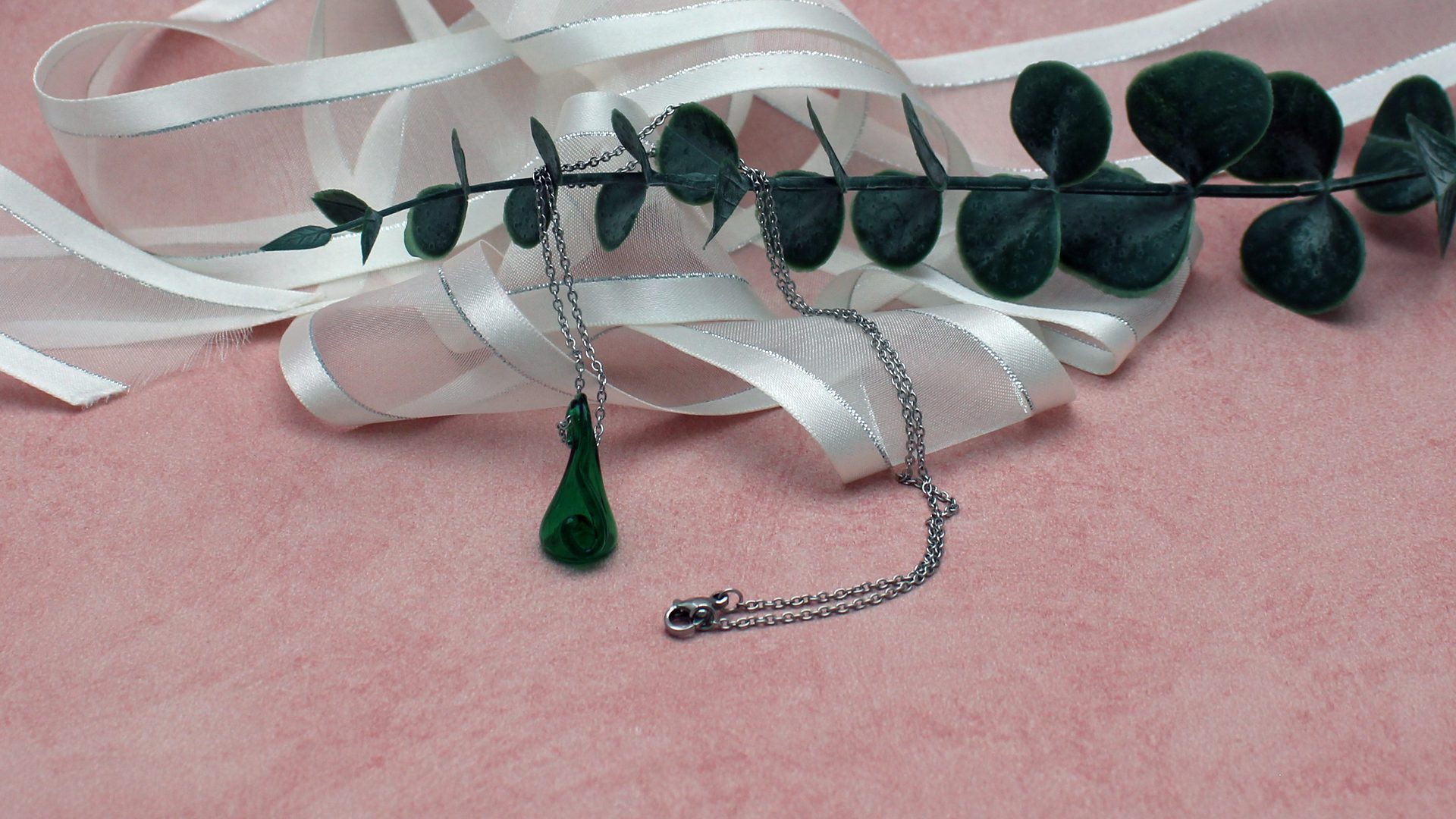 pendentif olfactif vert en verre recyclé non recyclable provenant d’une tasse