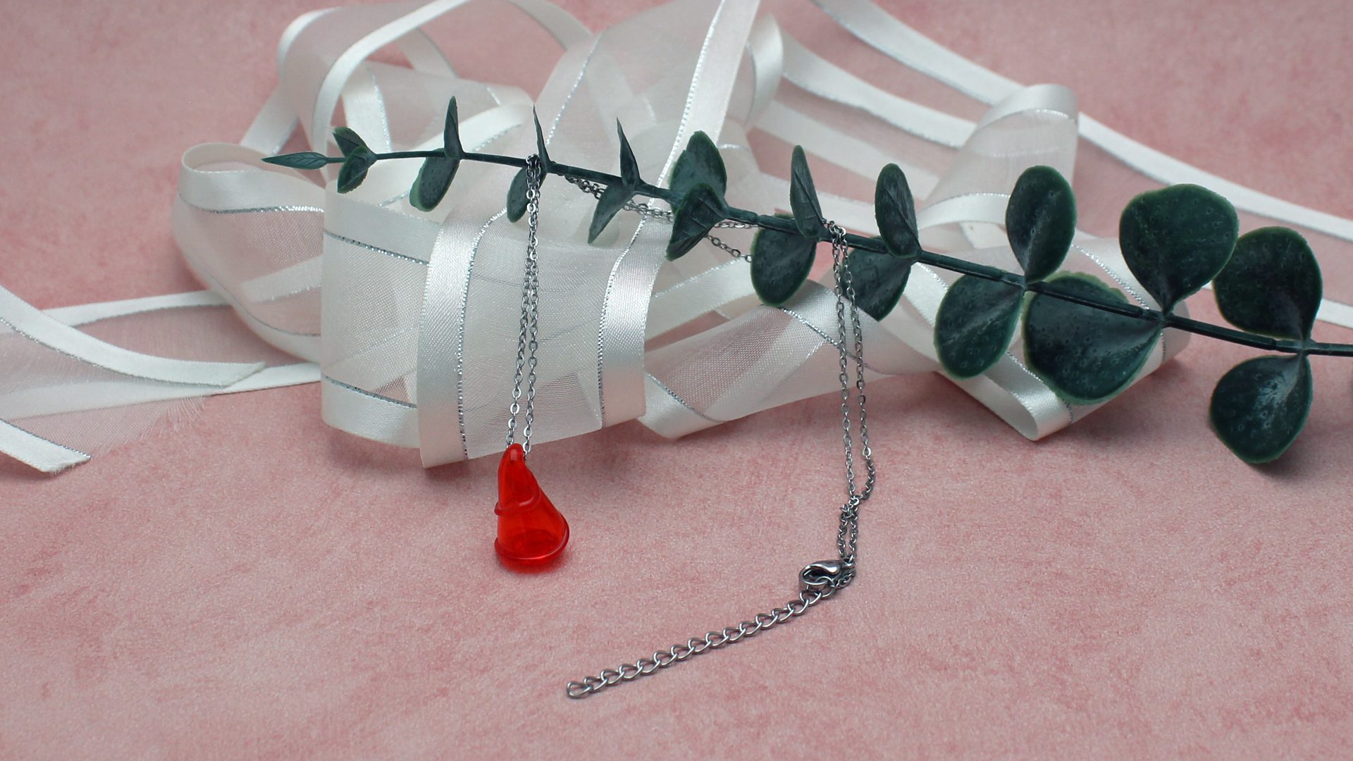pendentif olfactif rouge en verre recyclé non recyclable provenant d’un vitrail
