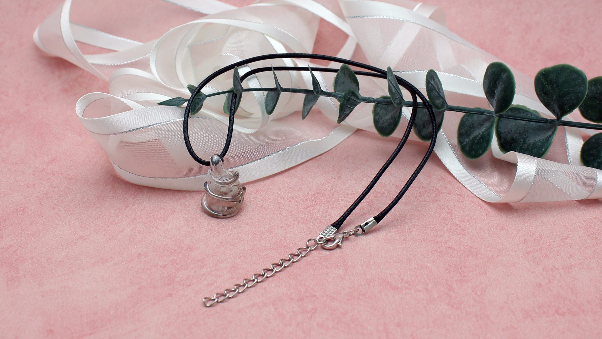 Collier artisanal avec pendentif en cristal recyclé monté sur cordon réglable de 44 à 49 cm.