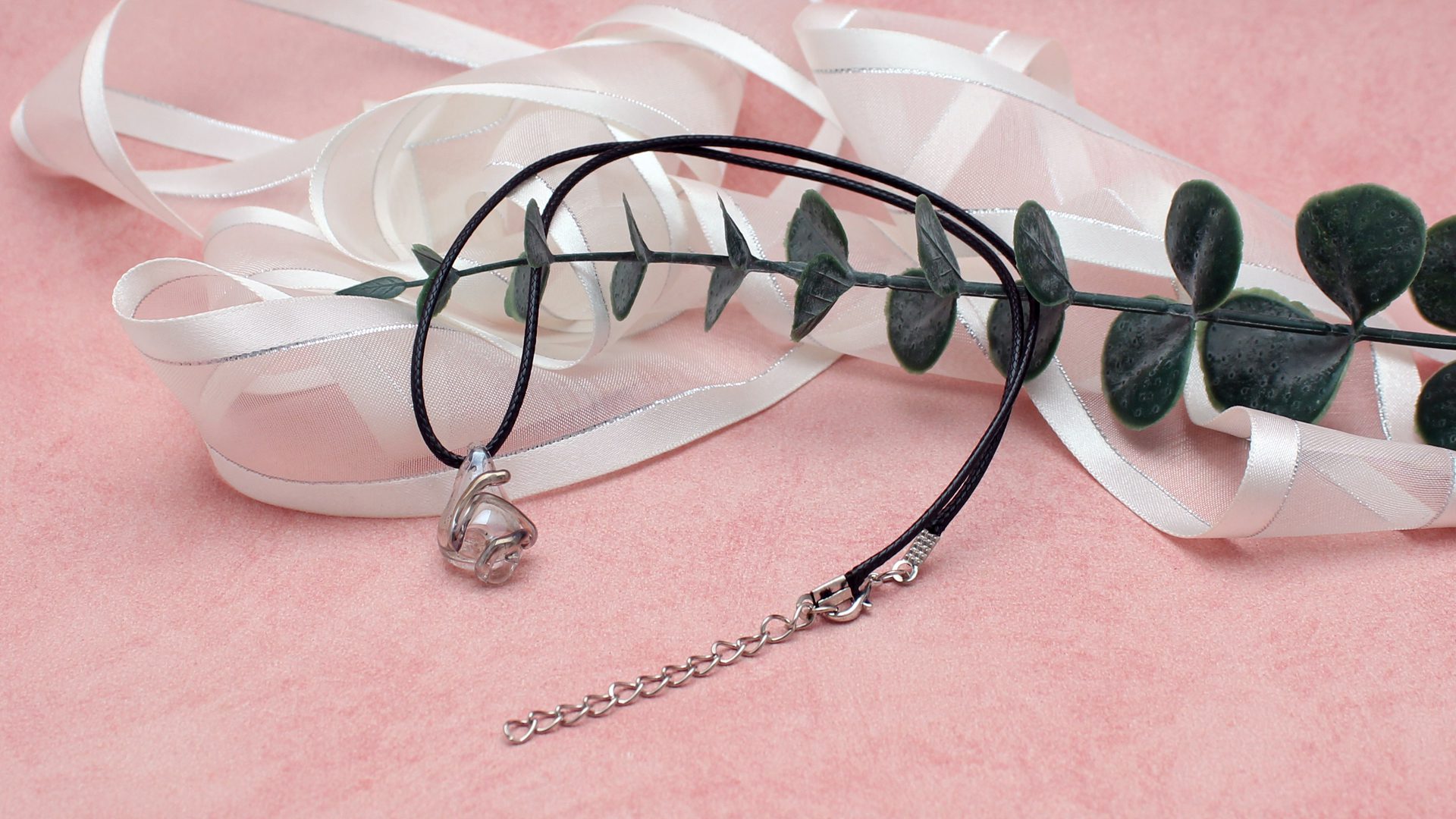 collier avec pendentif cristal recyclé monté sur cordon noir réglable bijou fait main