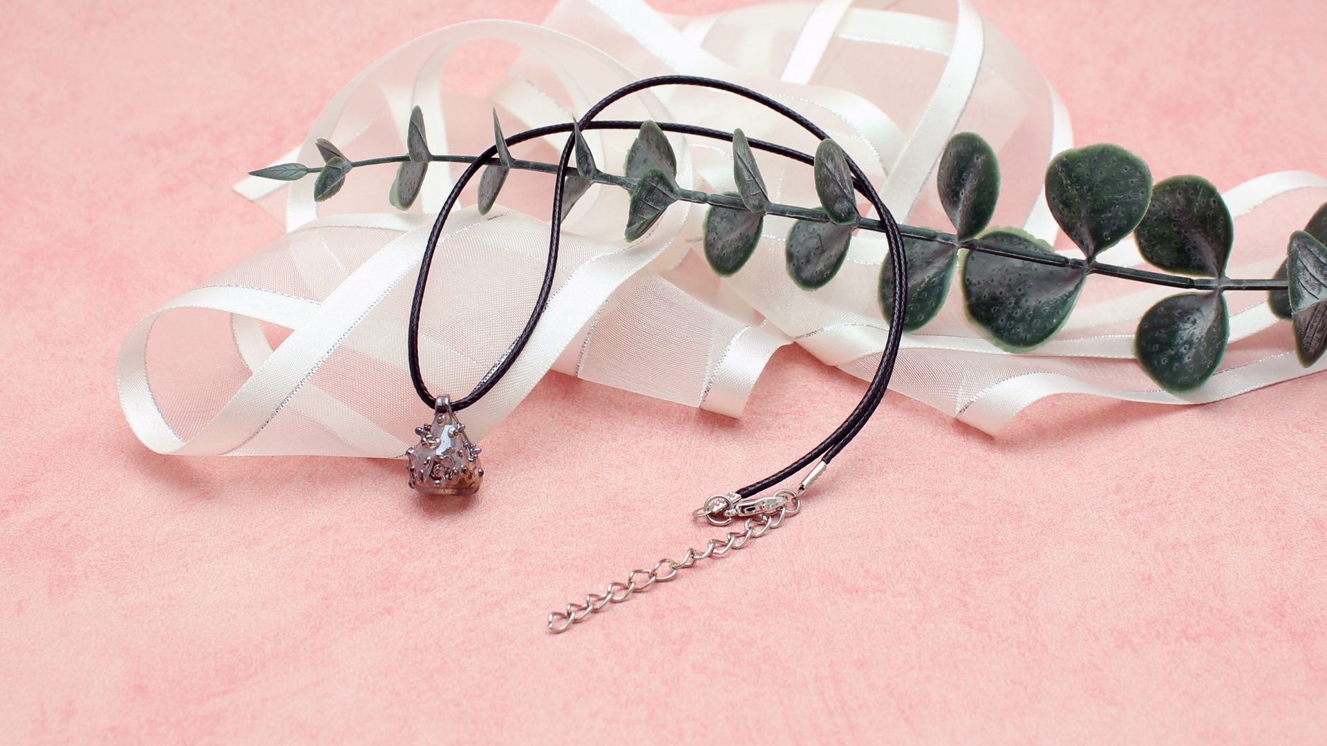 gros plan sur un pendentif en verre d'art réalisé grâce aux accessoires en verre filé au chalumeau