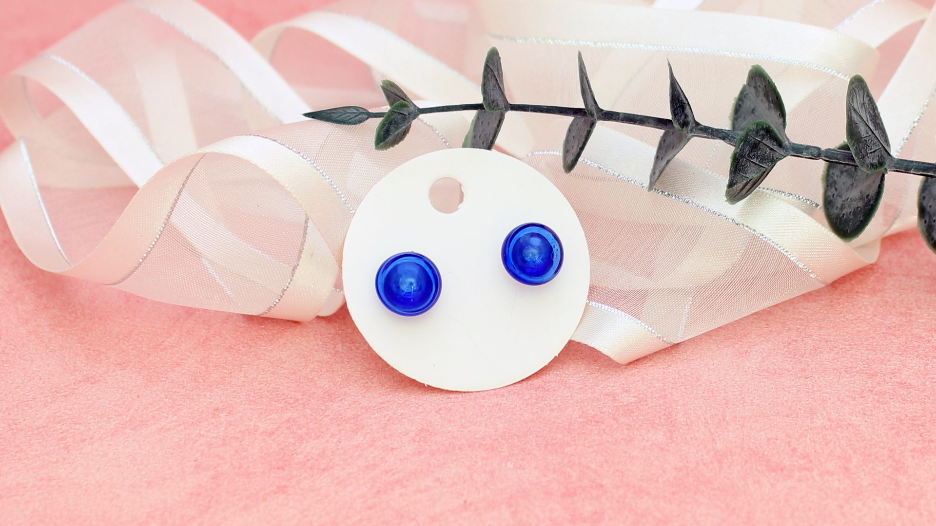 Boucles verre recyclé bleu puces façonnées au chalumeau artisanat écologique