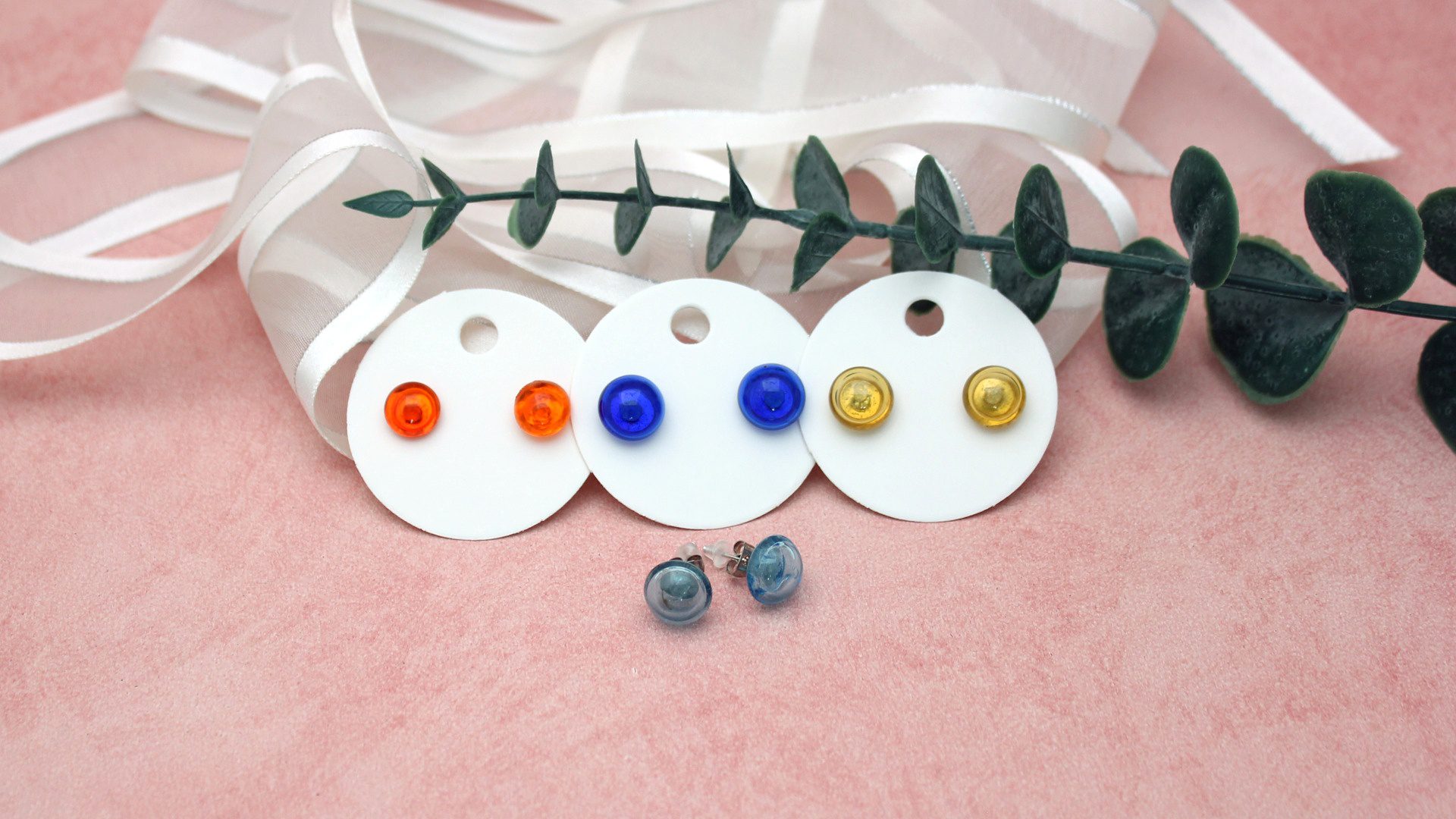 Puces d’oreilles rondes multicolores en verre recyclé, orange, bleu, jaune et bleu clair.