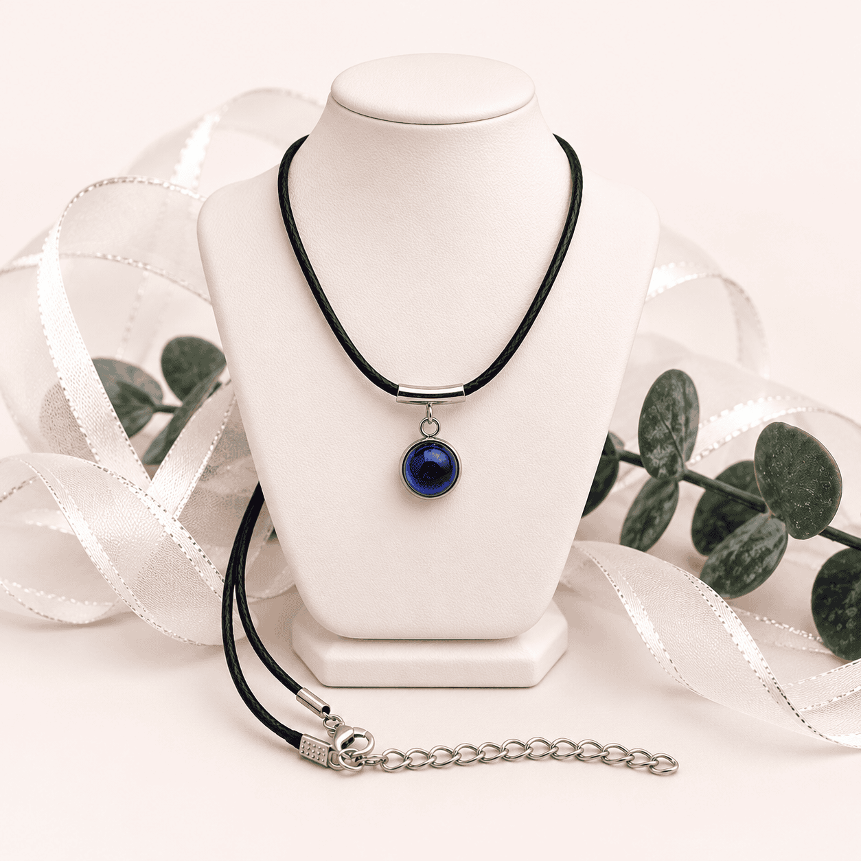 Détail du pendentif bleu cobalt en forme de demi-sphère