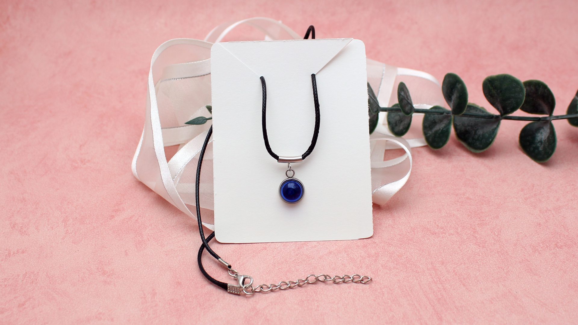 collier verre recyclé bleu cobalt fait main au chalumeau sur cordon noir