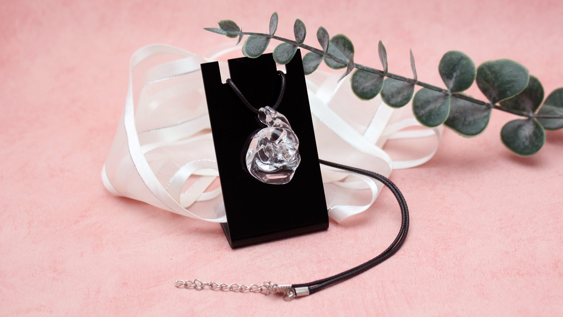 collier verre recyclé transparent façonné au chalumeau