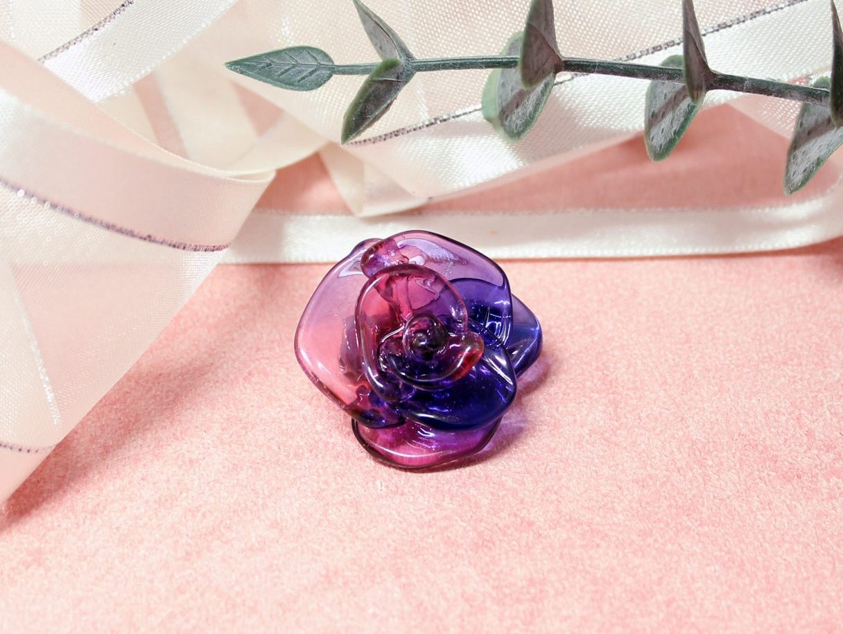 Broche fleur rose violette en verre recyclé pièce unique façonnée au chalumeau