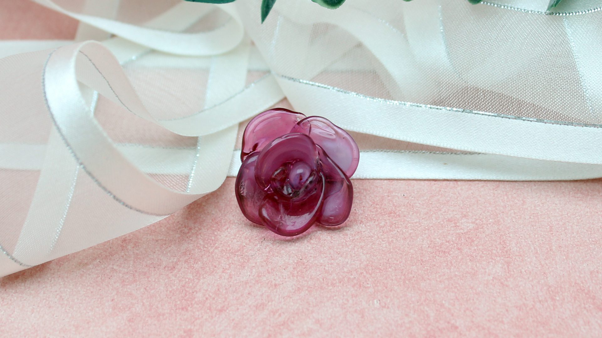 Broche rose en verre recyclé façonnée au chalumeau à partir d’un morceau de vitrail
