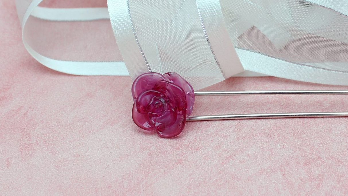 Pic à chignon rose en verre recyclé façonné au chalumeau à partir d’un morceau de vitrail