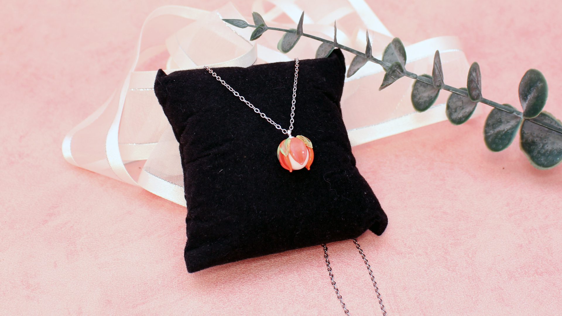 Collier fleur en verre recyclé façonné au chalumeau avec chaîne inoxydable anti-allergie