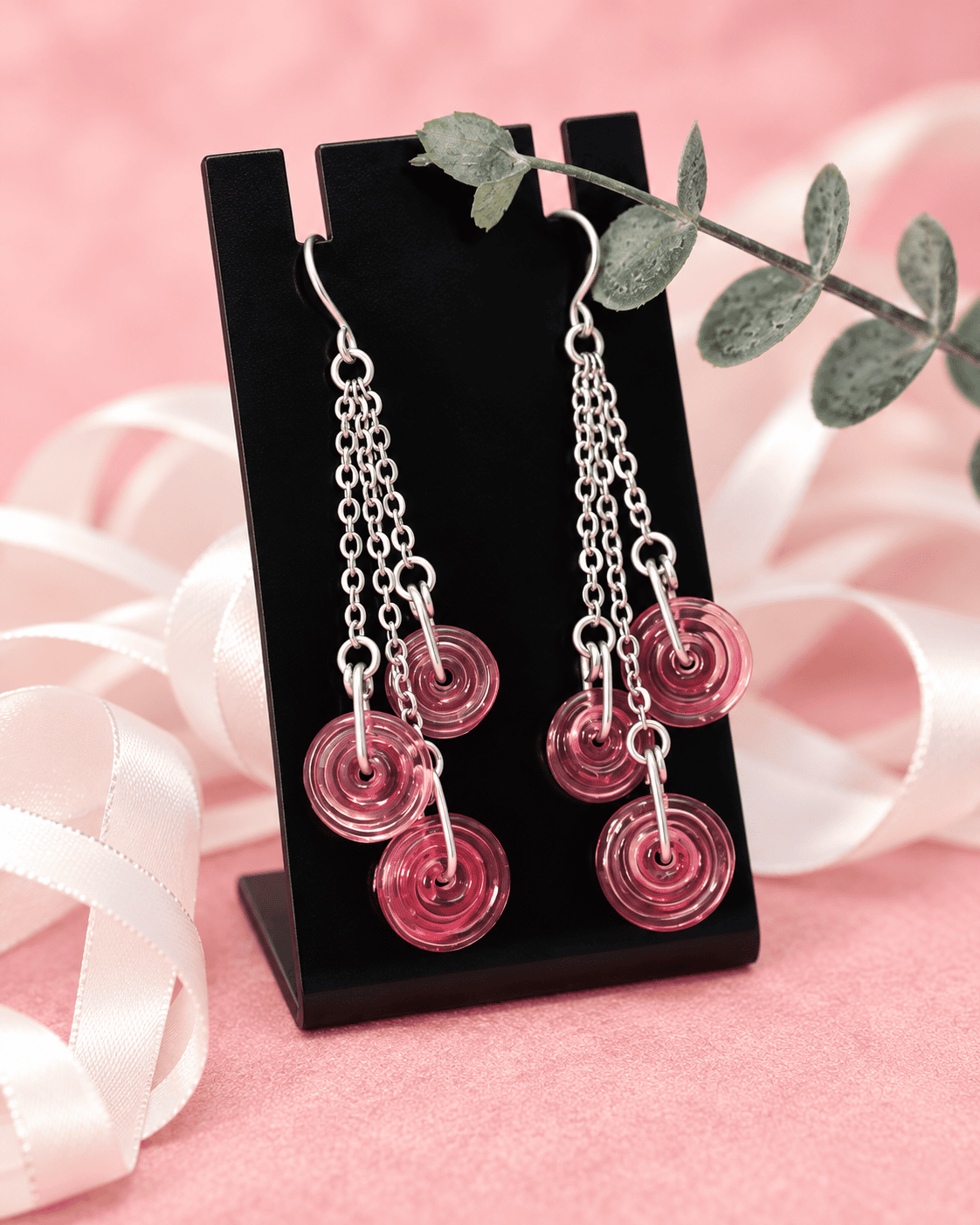 Boucles artisanales de 7 cm en verre recyclé rose transparent.