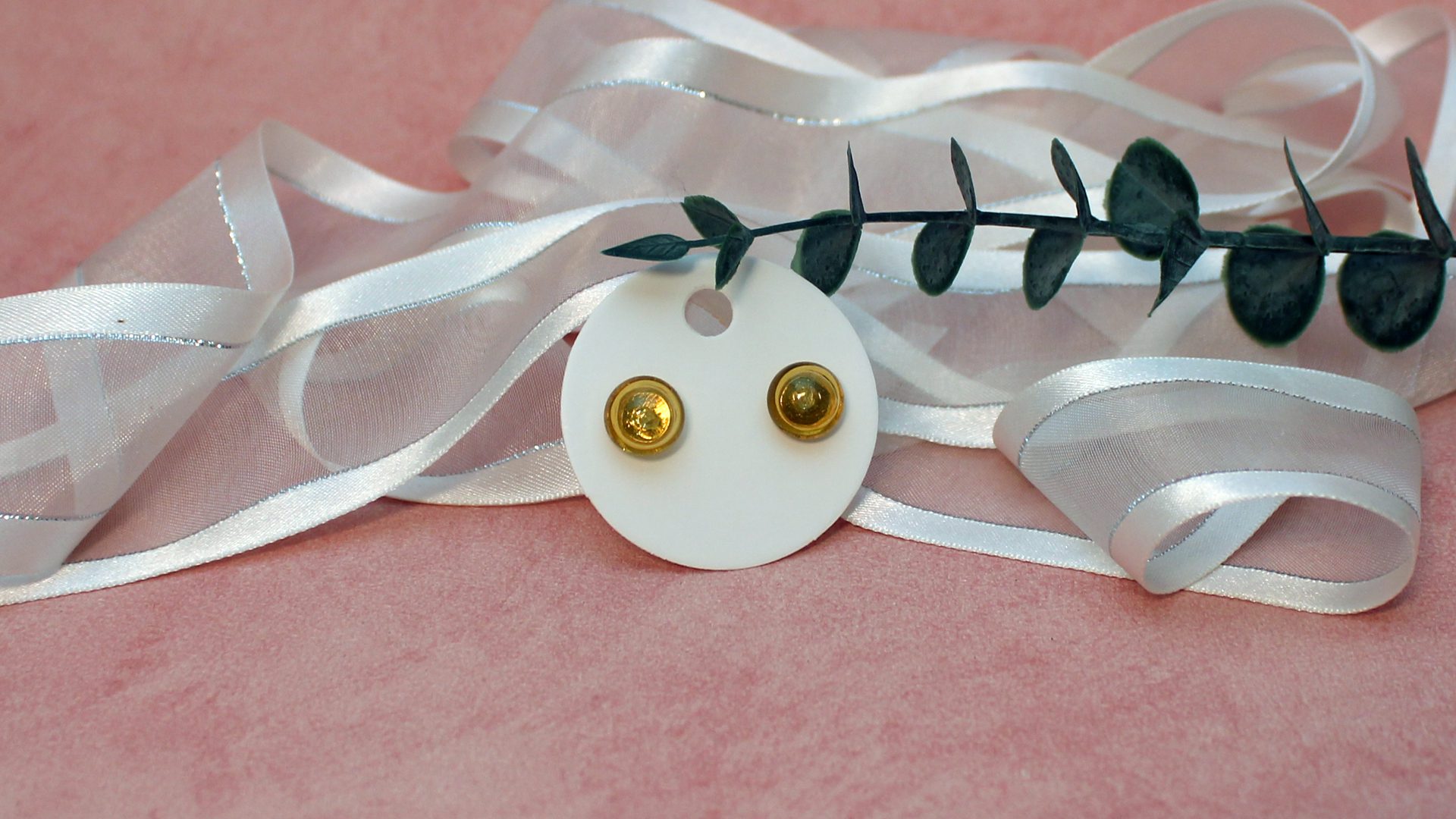 Puces d'oreilles en verre recyclé couleur ambre