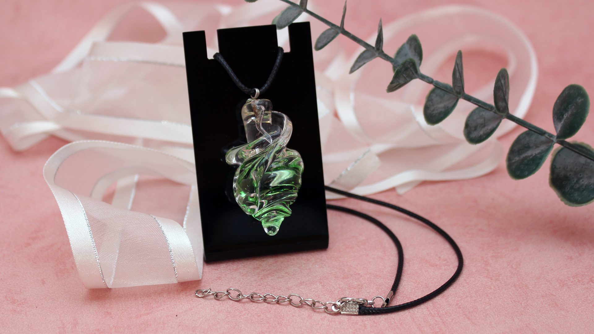 Pendentif fiole vert et transparent façonné en verre recyclé