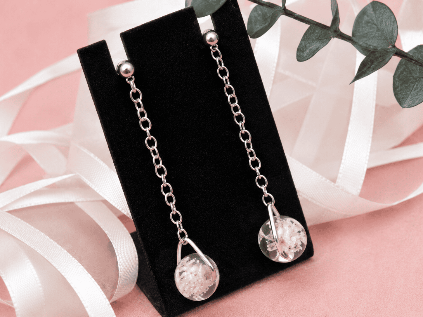 Boucles d’oreilles pendantes roses en verre recyclé de 7 cm