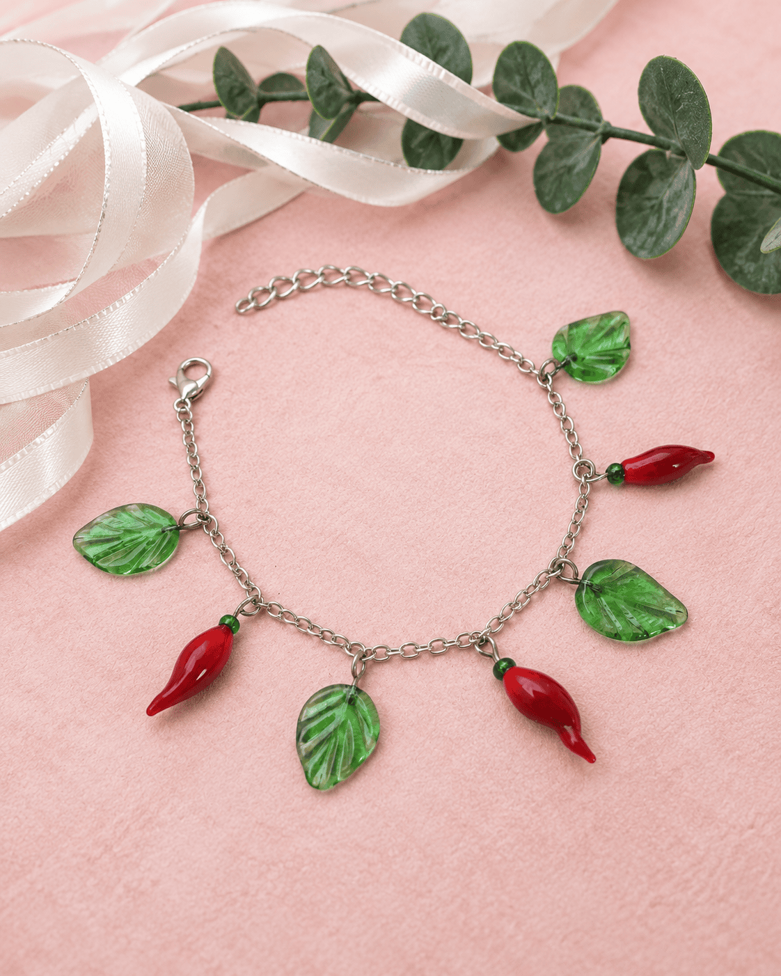 Bracelet Piment Passion avec 3 piments rouges et 4 feuilles vertes en verre recyclé