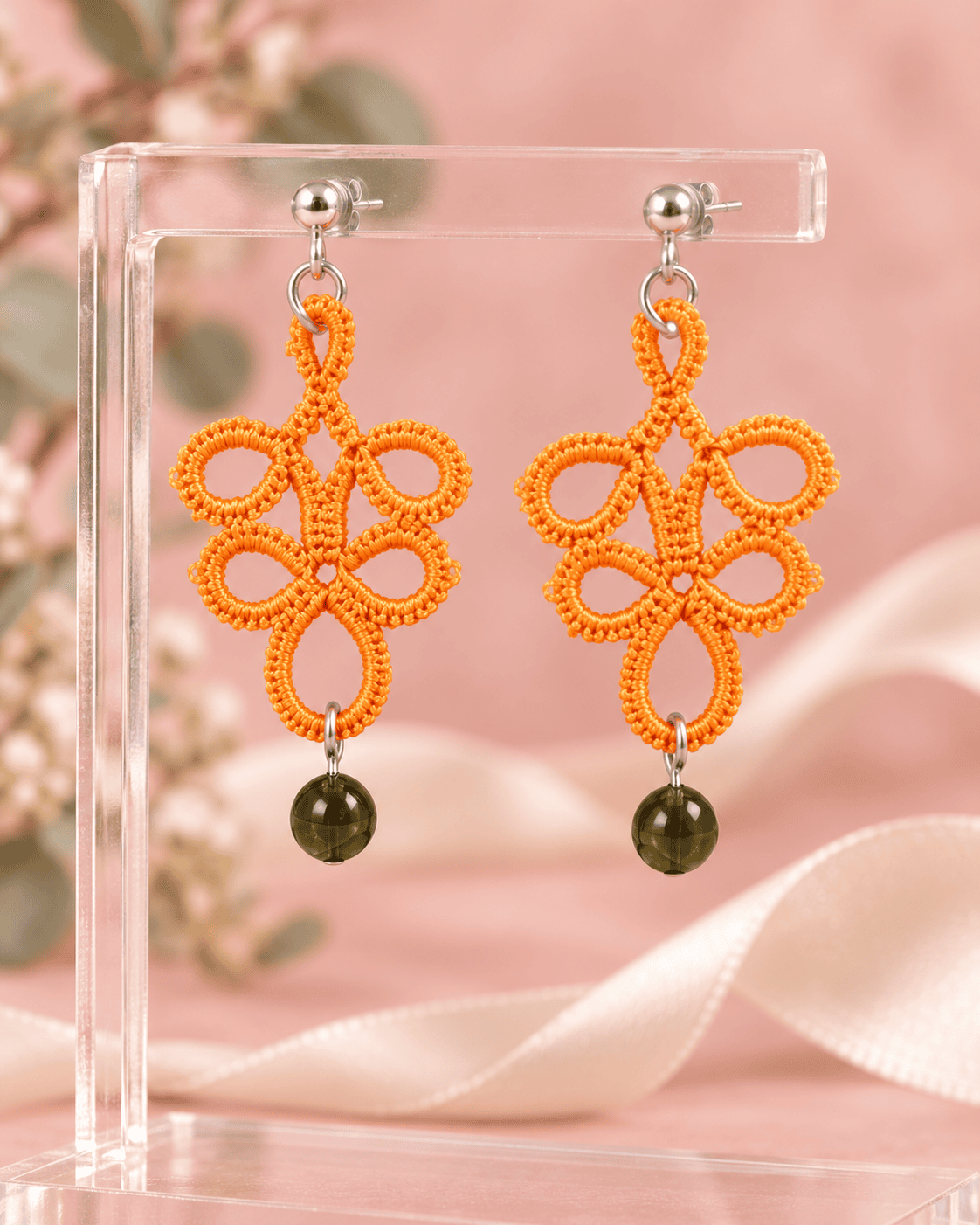 Boucles d’oreilles Flamme Sylvestre sur présentoir transparent