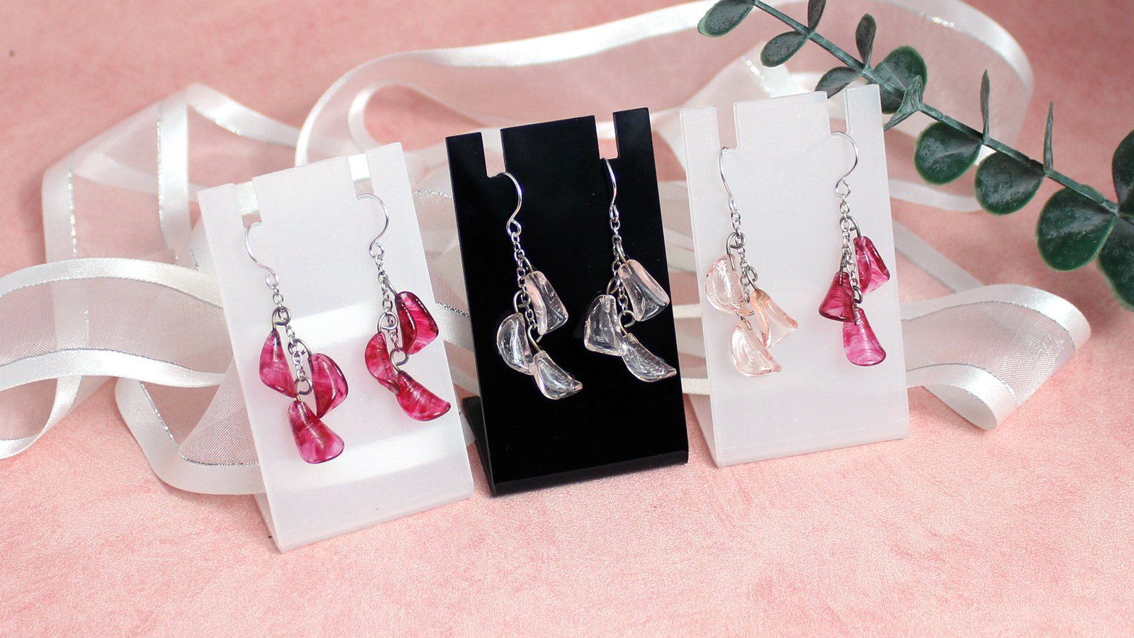 Collection de boucles d’oreilles octobre rose en verre recyclé