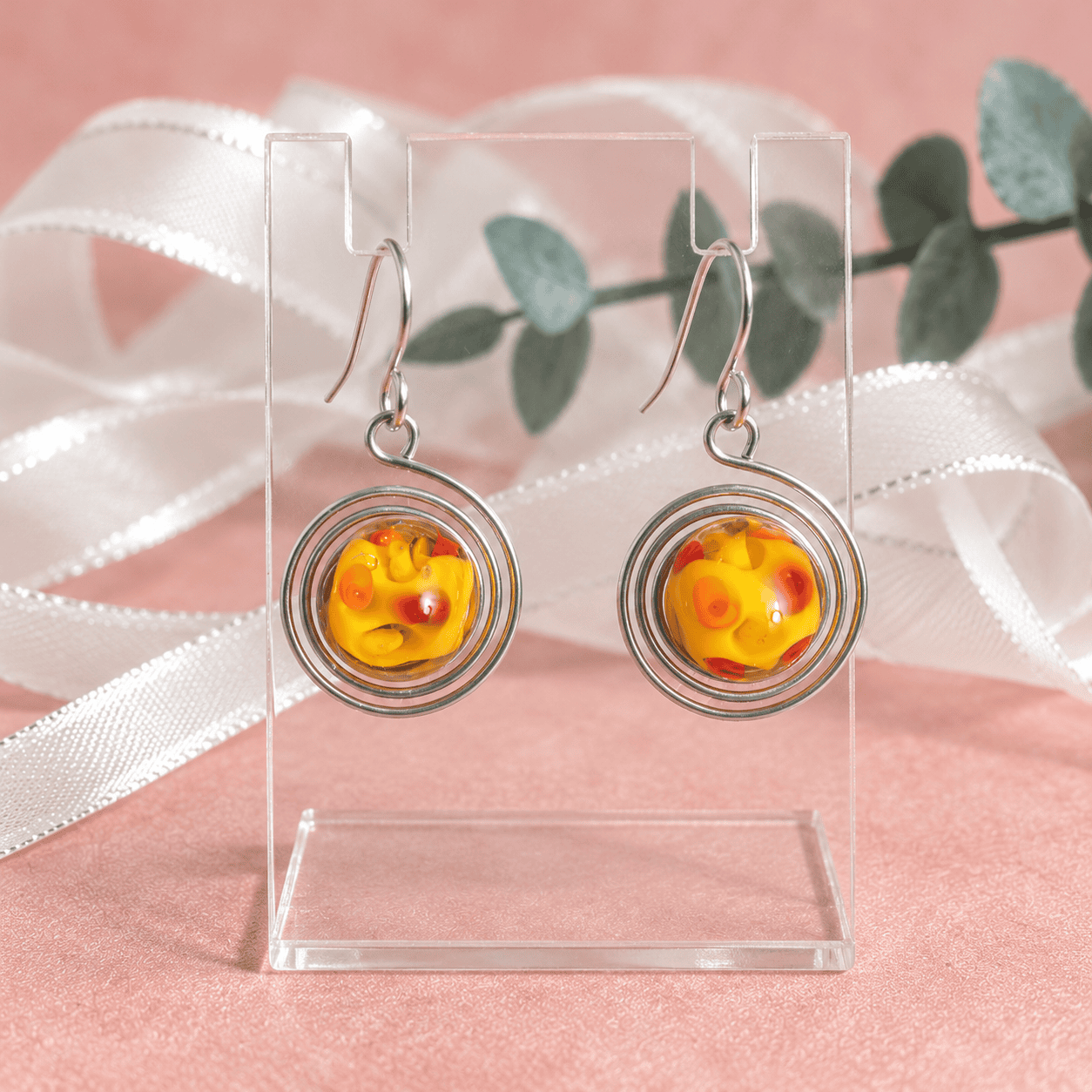 Boucles d’oreilles artisanales jaunes Poussière de Soleil en verre recyclé