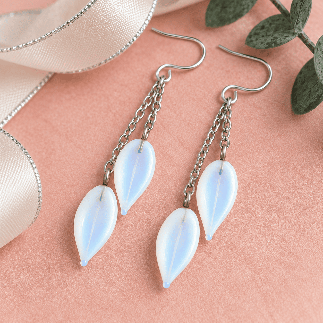 Boucles d’oreilles Larmes de Lune en verre recyclé blanc opalescent