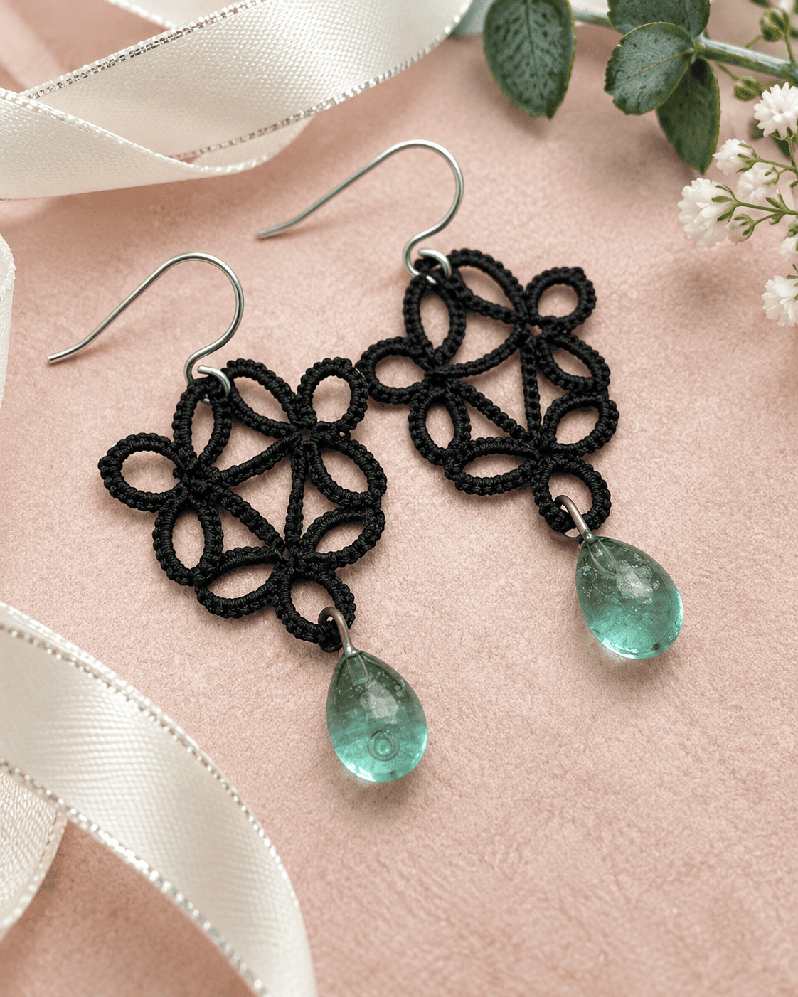 Boucles d’oreilles Rosée Enchantée en dentelle noire avec gouttes aqua en verre recyclé
