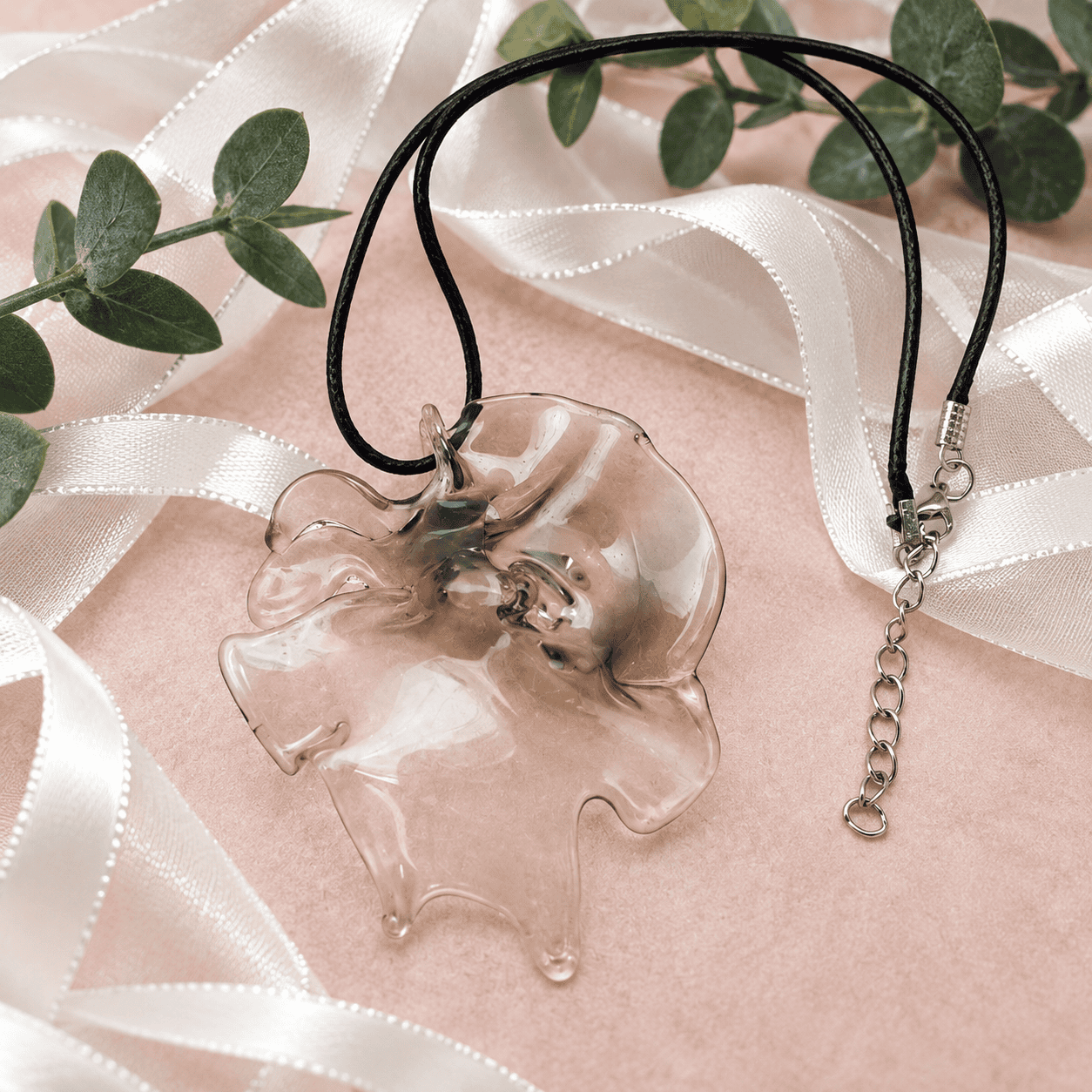 Détail du pendentif Voile de Brume façonné dans du verre de lunettes recyclé