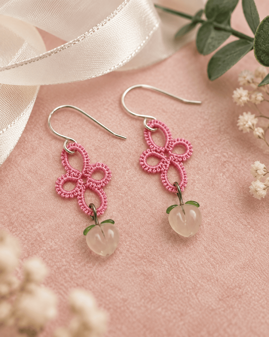 Boucles d’oreilles Pêche de Fée en dentelle rose avec petits fruits en verre