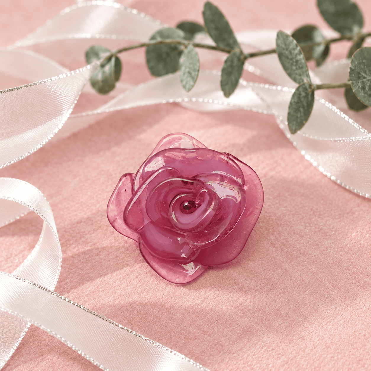 Broche fleur rose de 3 cm en verre recyclé provenant d’un vitrail