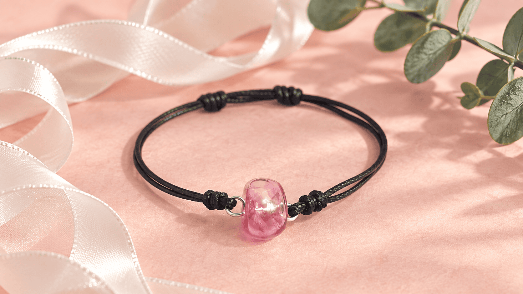 Bracelet réglable avec perle soufflée rose fuchsia en verre recyclé provenant d’un vitrail